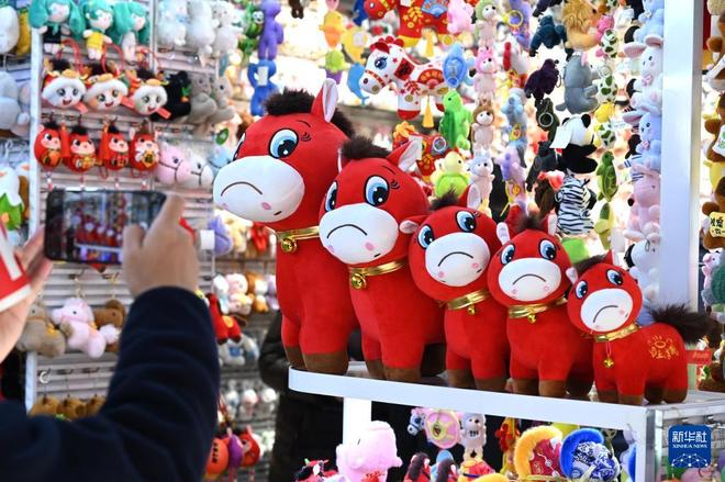 浙江義烏 “哭哭馬”意外走紅成爆款玩具，折射家居用品銷售新動向